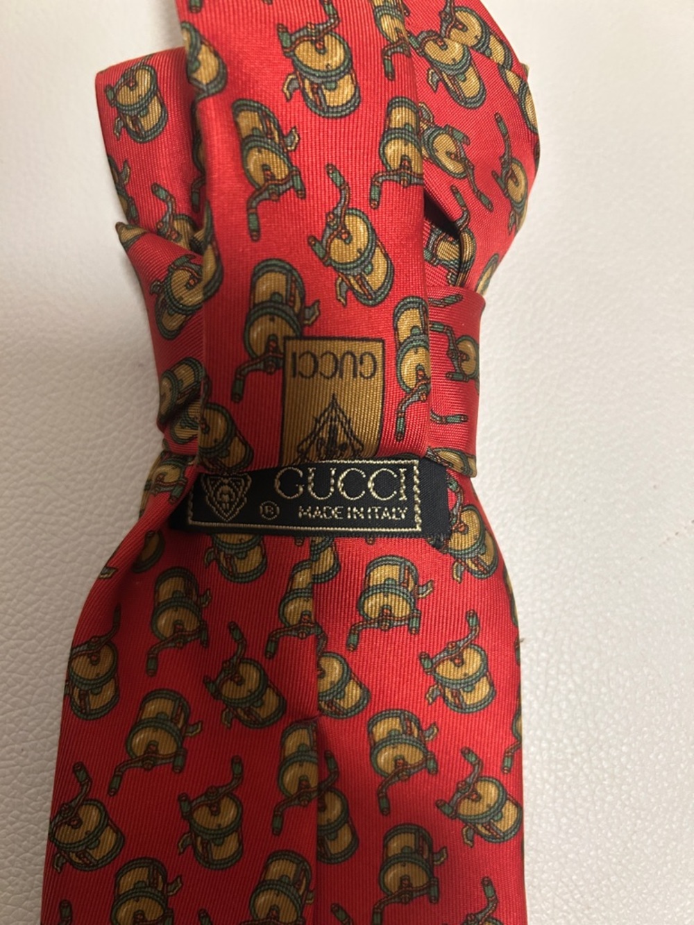 GUCCI Red Patterned Necktie with LOVE Pin - Picture 2 of 14